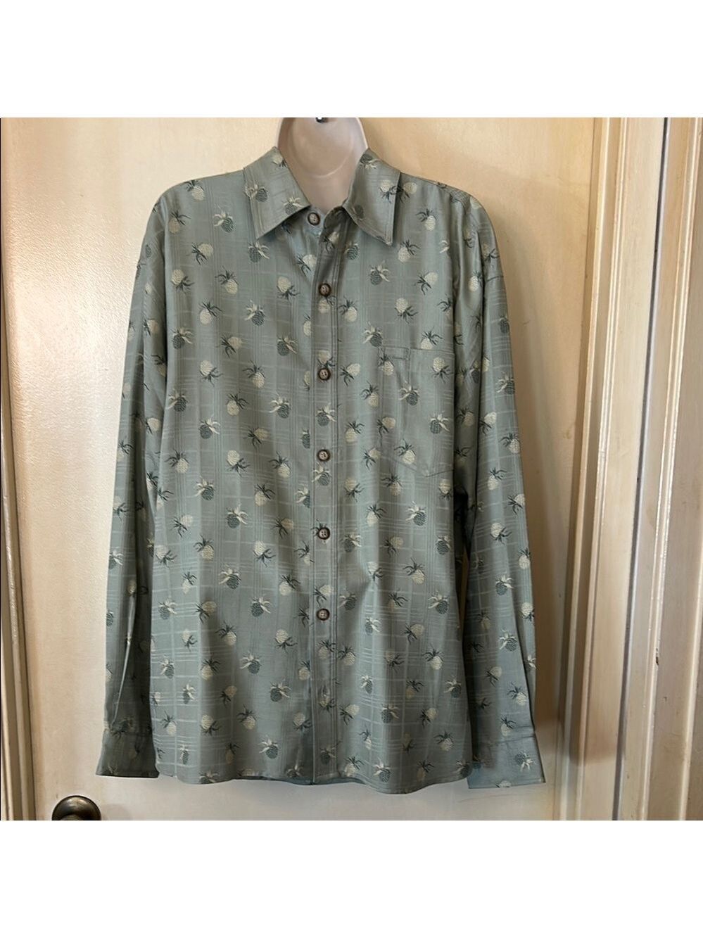 Tommy Bahama Men’s Sage Green Pineapple Casual Button Down Shirt size M
